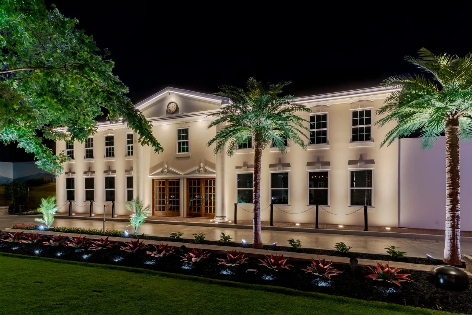 Commercial building with programmable permanent exterior lighting at night